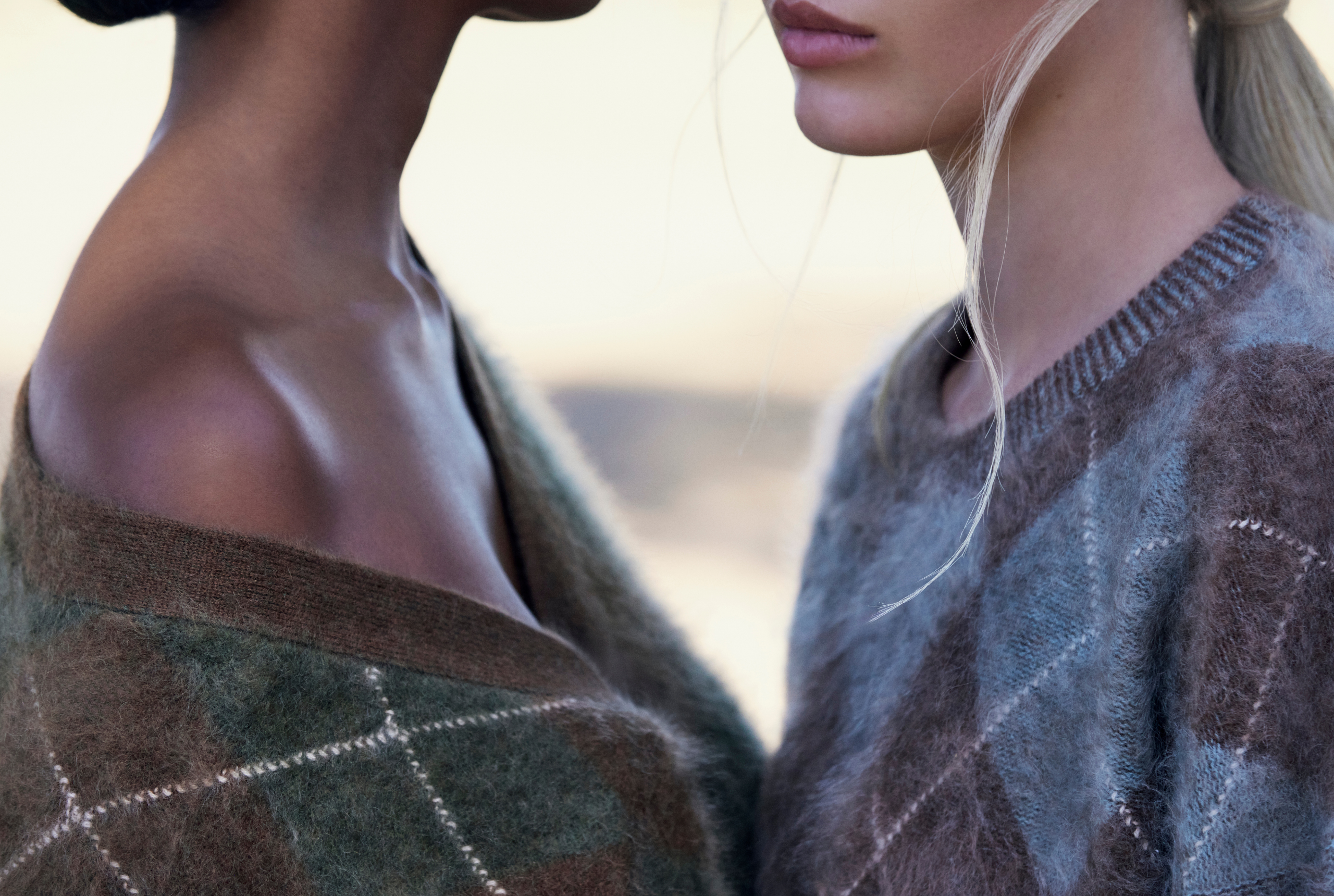 TMNY Model stehen sich gegenüber