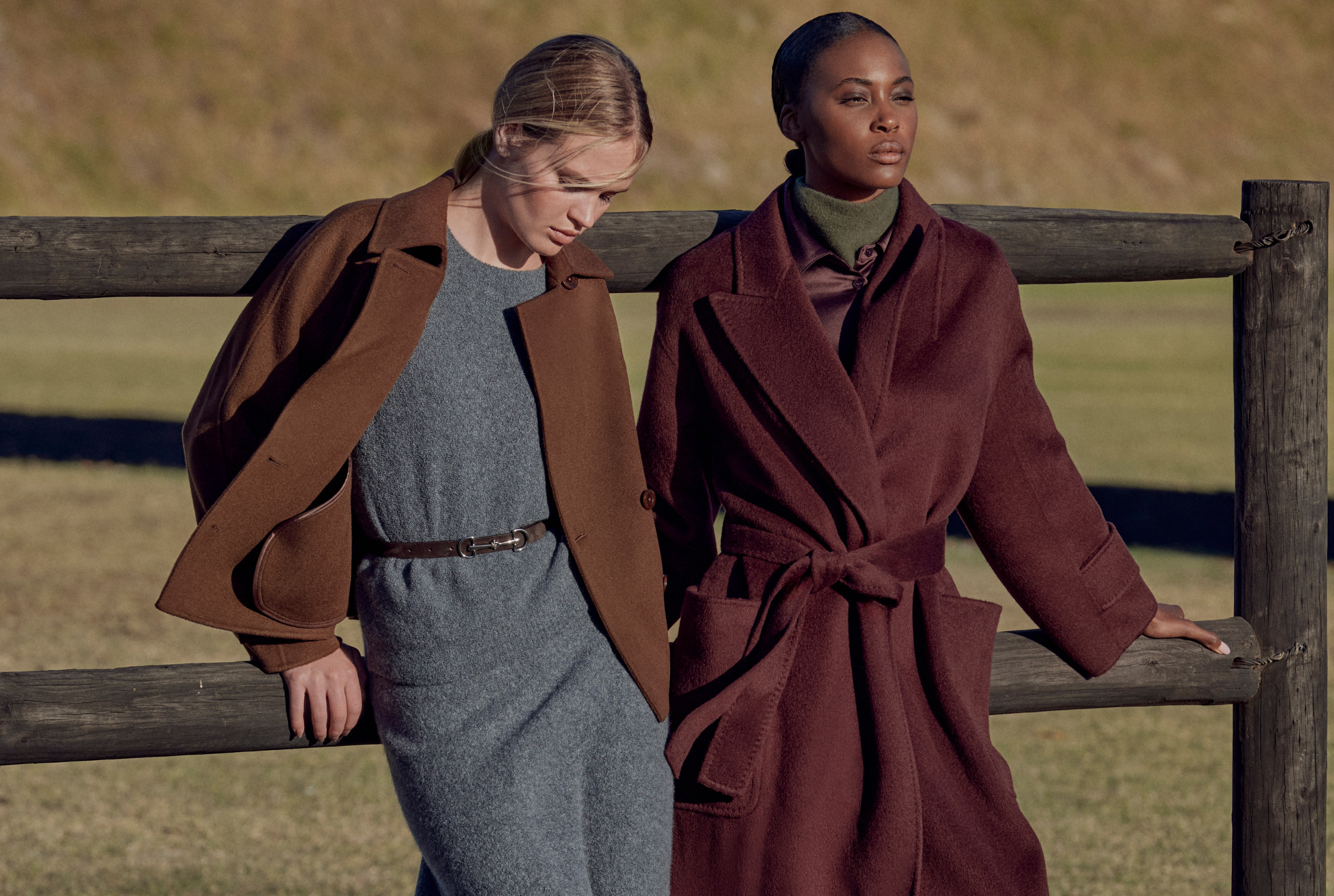 TMNY Model lehnen sich an Zaun