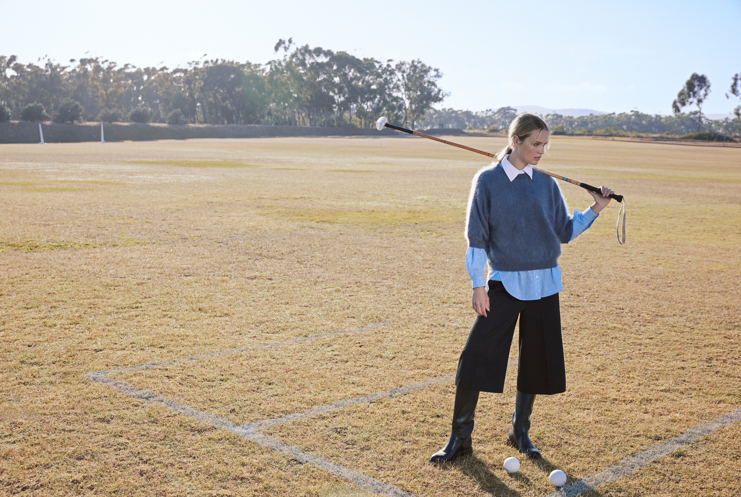 TMNY Model mit Polo Schläger